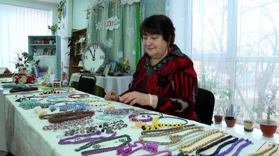 Пенсіонерка з Житомира Галина Додарчук створює прикраси з бісеру