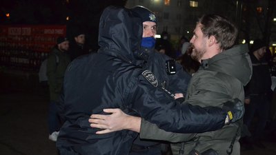 У Житомирі під час акції на підтримку Стерненка сталися сутички У Житомирі під час акції на підтримку Стерненка сталися сутички
