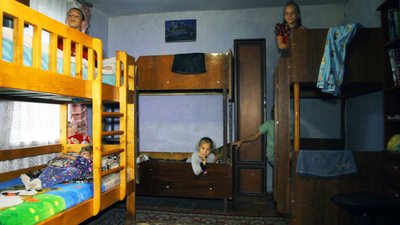 Американець, який 21 рік мешкає в Україні, придбав дім для багатодітної сімʼї на Вінниччині Американець, який 21 рік мешкає в Україні, придбав дім для багатодітної сімʼї на Вінниччині