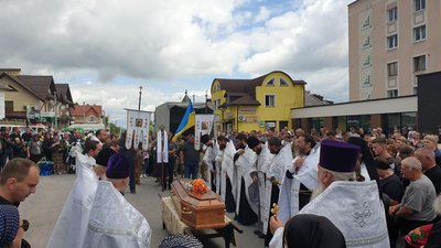 На Тернопільщині попрощалися із загиблим військовослужбовцем На Тернопільщині попрощалися із загиблим військовослужбовцем