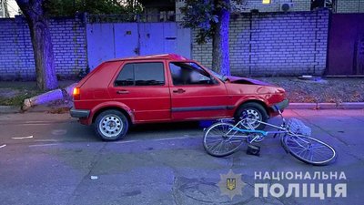 На Полтавщині легковик збив велосипедиста: чоловік помер дорогою до лікарні