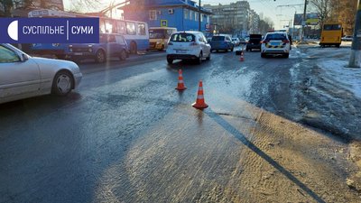 У Сумах біля 19 школи сталася аварія з маршруткою У Сумах біля 19 школи сталася аварія з маршруткою
