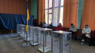 Як відбувається голосування на одній з дільниць у Каневі на Черкащині Як відбувається голосування на одній з дільниць у Каневі на Черкащині