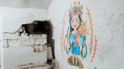 Художниця з Києва розмальовує стіни бомбосховища в Чернівцях Художниця з Києва розмальовує стіни бомбосховища в Чернівцях