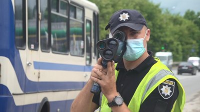 Тернопільські патрульні почали фіксувати швидкість за допомогою TruCam у місті — репортаж