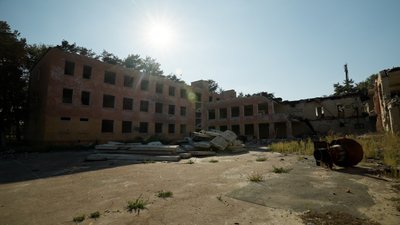 Зруйновану росіянами школу №21 у Чернігові відбудують з нуля: чому роботи ще не розпочались Зруйновану росіянами школу №21 у Чернігові відбудують з нуля: чому роботи ще не розпочались