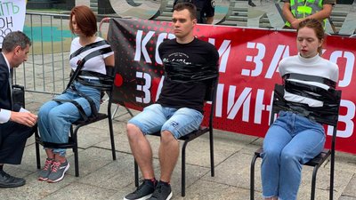 Закон про "воєнних злочинців". Під Офісом президента пройшла акція "Очікування вбиває"