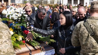 В Ужгороді попрощалися із полеглим на війні Ярославом Поповичем В Ужгороді попрощалися із полеглим на війні Ярославом Поповичем