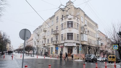 Будинок на розі вулиць Кобилянської та Вірменської Будинок на розі вулиць Кобилянської та Вірменської