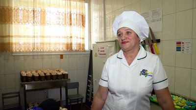 У Житомирі працівники дитсадка виготовили більше 700 пасок, які відправлять військовим ЗСУ У Житомирі працівники дитсадка виготовили більше 700 пасок, які відправлять військовим ЗСУ