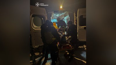 Рятувальники транспортували чоловіка у "швидку"
