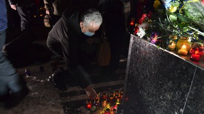 Реконструкція подій Майдану, фаєри та Тризуб з лампадок: у Житомирі вшанували Небесну Сотню Реконструкція подій Майдану, фаєри та Тризуб з лампадок: у Житомирі вшанували Небесну Сотню