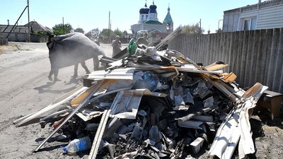 Курсанти з Одеси допомагають розбирати згарища на Луганщині Курсанти з Одеси допомагають розбирати згарища на Луганщині