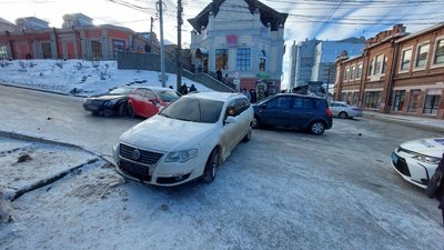 У середмісті Сум зіткнулися чотири автівки – патрульна поліція У середмісті Сум зіткнулися чотири автівки – патрульна поліція