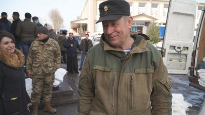 5 тонн вантажу: вінницькі волонтери повезли допомогу бійцям на Схід 5 тонн вантажу: вінницькі волонтери повезли допомогу бійцям на Схід