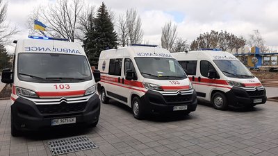 До районів Миколаївщини передали нові автомобілі швидкої допомоги До районів Миколаївщини передали нові автомобілі швидкої допомоги