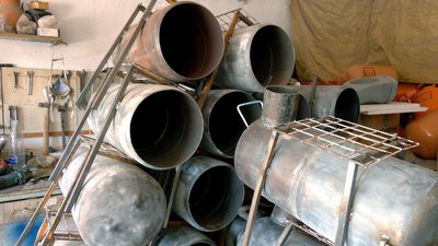 Вінничанин облаштував майстерню з виготовлення пічок для оборонців Вінничанин облаштував майстерню з виготовлення пічок для оборонців