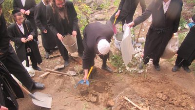 Потрібна експертиза: в Умані в районі паломництва розкопали людські кістки