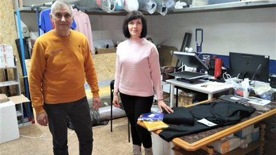 Олександр Остапов та Вікторія Зеленська з термобілизною, яку шиють для військових