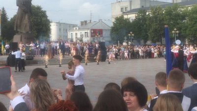 Хода випускників у Рівному: як це проходить Хода випускників у Рівному: як це проходить