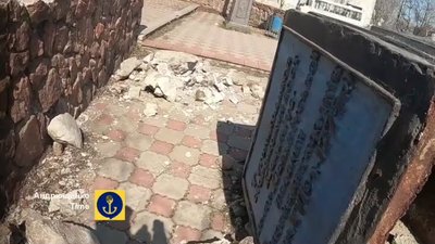 Зруйнований пам'ятний знак на честь українського козацтва у Маріуполі, Донецька область