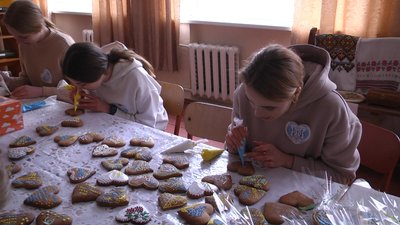 Дівчата розписують білковою масою імбирне печиво для захисників. Дівчата розписують білковою масою імбирне печиво для захисників.