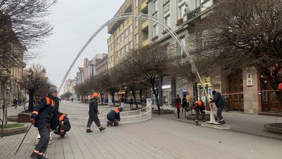 Івано-франківські комунальники почали прикрашати місто до новорічних свят