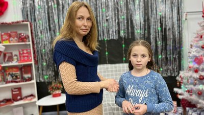 Волонтери у Луцьку безплатно робили зачіски дітям Волонтери у Луцьку безплатно робили зачіски дітям