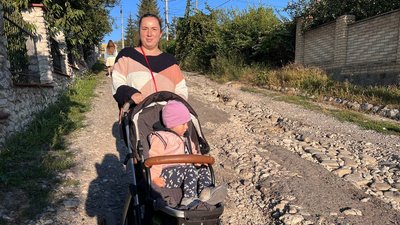 Мама з дитячим візочком Мама з дитячим візочком