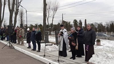 У Житомирі на військовому кладовищі вшанували пам'ять захисників Донецького аеропорту У Житомирі на військовому кладовищі вшанували пам'ять захисників Донецького аеропорту