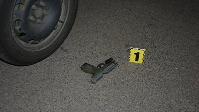 У центрі Хмельницького чоловік влаштував стрілянину та поранив 21-річного молодика. Нападника затримали