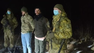 Закарпатські прикордонники затримали двох нелегальних мігрантів на кордоні з Угорщиною Закарпатські прикордонники затримали двох нелегальних мігрантів на кордоні з Угорщиною