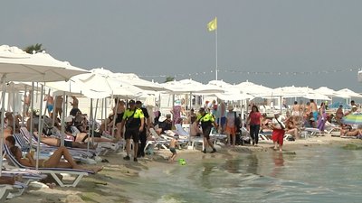 Заставлені платними парасолями та шезлонгами. Одеські громадські діячі проінспектували пляжі Аркадії Заставлені платними парасолями та шезлонгами. Одеські громадські діячі проінспектували пляжі Аркадії