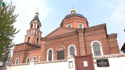 По одній родині: як освячували кошики недільним ранком у Харкові По одній родині: як освячували кошики недільним ранком у Харкові