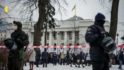 "У мене купують три саморізи на гривню". ФОПи під Радою вимагають скасування касових апаратів "У мене купують три саморізи на гривню". ФОПи під Радою вимагають скасування касових апаратів