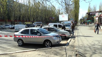 У Миколаєві троє людей, погрожуючи зброєю, відібрали у чоловіка сумку з близько 2 млн грн У Миколаєві троє людей, погрожуючи зброєю, відібрали у чоловіка сумку з близько 2 млн грн