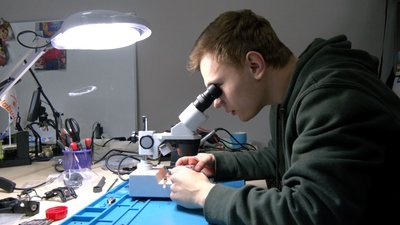 Черкаські волонтери відновлюють "поранені" на фронті дрони Черкаські волонтери відновлюють "поранені" на фронті дрони