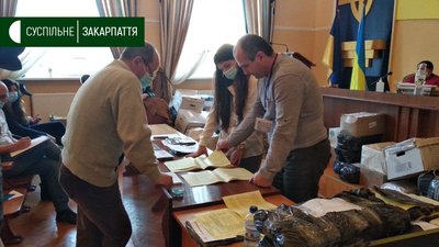 Жителі Хуста перекрили дорогу: вимагають оголошення результатів виборів (ФОТО) Жителі Хуста перекрили дорогу: вимагають оголошення результатів виборів (ФОТО)