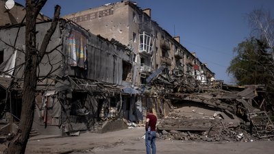 Пошкоджена внаслідок обстрілу будівля в Костянтинівці