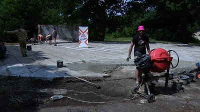 "Ветерани будують". У прифронтовій Попасній ветерани бойових дій роблять скейт-парк "Ветерани будують". У прифронтовій Попасній ветерани бойових дій роблять скейт-парк