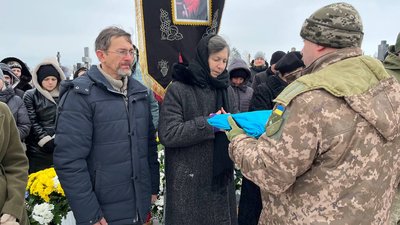 Батькам загиблого Ярослава Кондришина вручають прапор України Батькам загиблого Ярослава Кондришина вручають прапор України