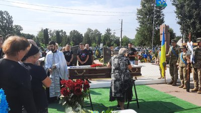 Покинув все і пішов на фронт добровольцем – у Житомирі попрощалися із загиблим військовим Віктором Перепелицею Покинув все і пішов на фронт добровольцем – у Житомирі попрощалися із загиблим військовим Віктором Перепелицею