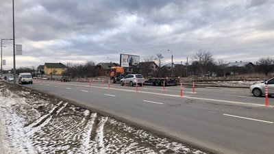 В Івано-Франківську комунальники перекрили дві смуги дороги на вулиці Надрічній В Івано-Франківську комунальники перекрили дві смуги дороги на вулиці Надрічній