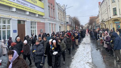 День Соборності: у Житомирі декілька сотень людей долучилися до ланцюга єдності День Соборності: у Житомирі декілька сотень людей долучилися до ланцюга єдності