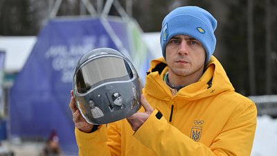 Владислав Гераскевич із шоломом пам'яті на Олімпіаді-2026