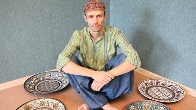 Рустем Скибін: "В кримськотатарській вишивці гранат – це сім'я, а троянда – жінка"