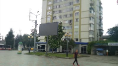 У центрі Рівного – новий рекламний екран. Користувачі питають: "а як же мораторій?"