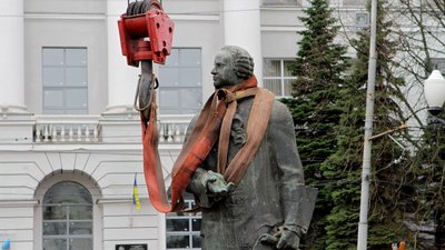Ломоносов, пам'ятник Ломаносову