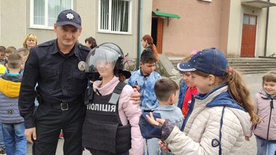 Сергій Зембович, поліцейський офіцер Байковецької громади на зустрічі з дітьми Сергій Зембович, поліцейський офіцер Байковецької громади на зустрічі з дітьми