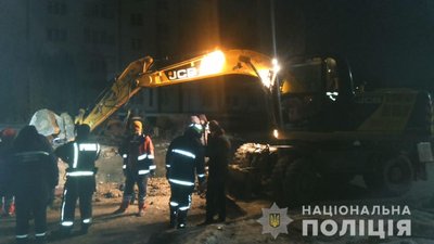 У Тернополі на будівництві 2 чоловіків засипало ґрунтом